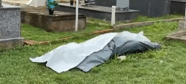 Corpo é deixado em gramado de cemitério em Tocantinópolis — Foto: Rede Bico TV/