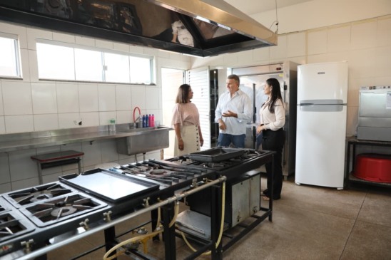 
Acompanhado da secretária municipal de Educação, Anice Moura, e da diretora Idelma Basto, o prefeito avaliou equipamentos e a estrutura da cozinha da unidade - Foto: Edu Fortes
