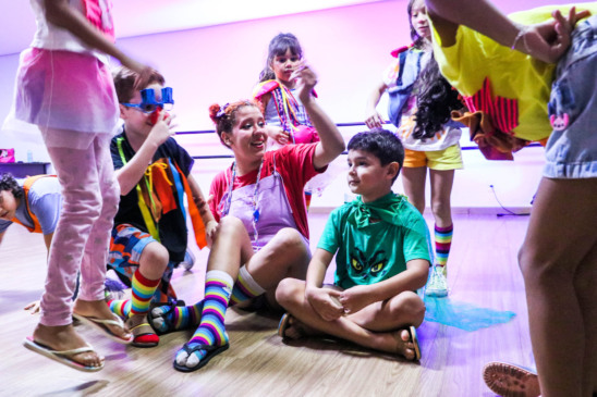 Entre os cursos disponíveis há turmas para teatro, balé, canto, piano, teclado e dança – Foto: Flávia Ruth