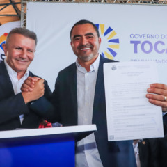 Governador Wanderlei Barbosa entregou ao prefeito Eduardo Siqueira Campos a escritura p&uacute;blica do terreno para constru&ccedil;&atilde;o do parque da regi&atilde;o norte de Palmas - Foto: Antonio Gon&ccedil;alves /Governo do Tocantins