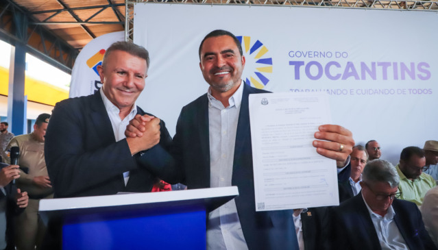 Governador Wanderlei Barbosa entregou ao prefeito Eduardo Siqueira Campos a escritura pública do terreno para construção do parque da região norte de Palmas - Foto: Antonio Gonçalves /Governo do Tocantins