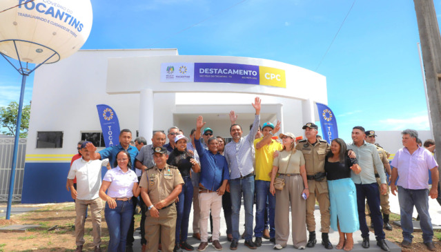 Governador Wanderlei Barbosa, acompanhado do prefeito Gercimar Xavier e do comandante da PM, Márcio Barbosa, no momento da entrega das instalações do Destacamento - Foto: Marcio Vieira/Governo do Tocantins