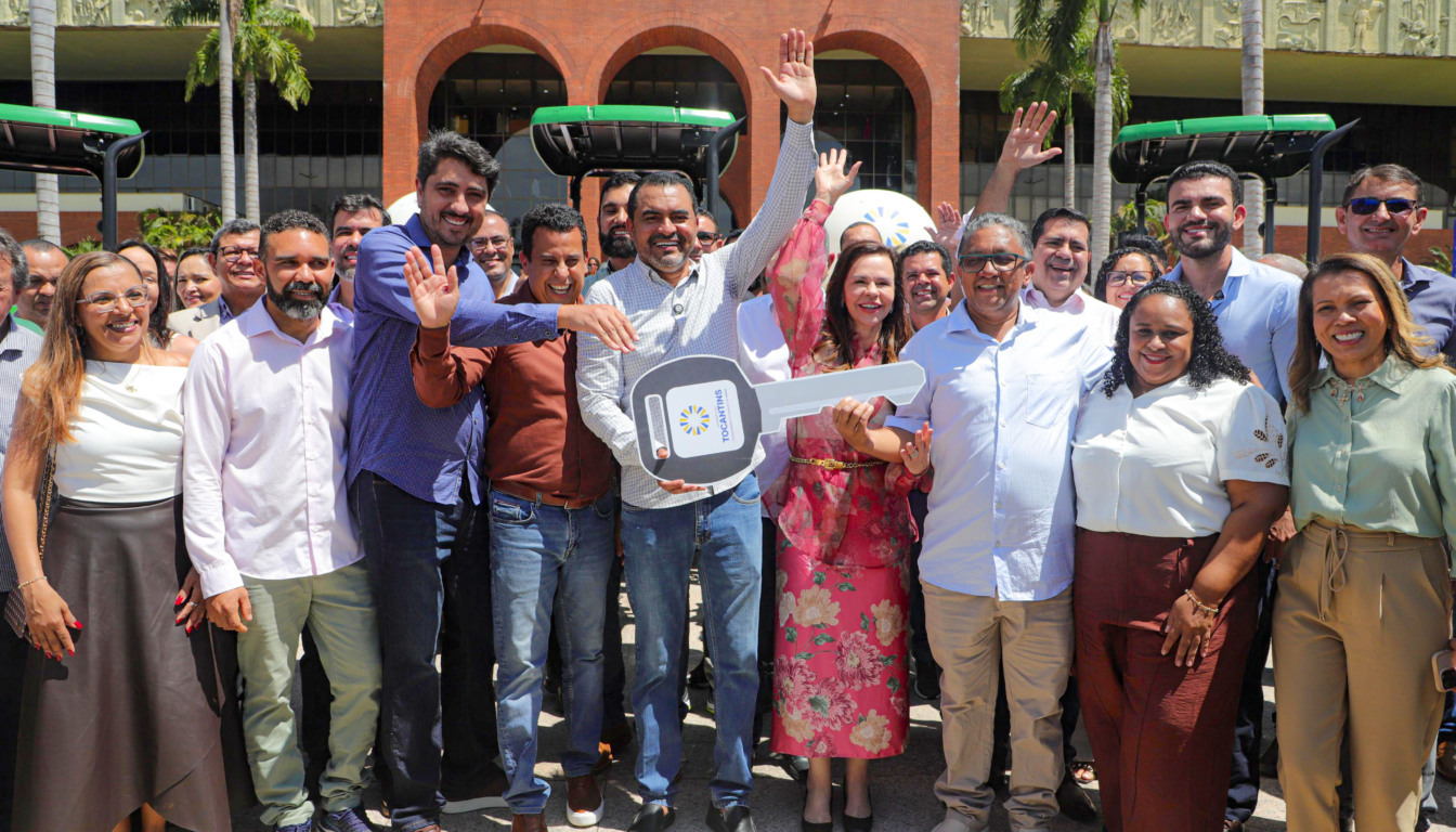 O governador Wanderlei Barbosa entrega tratores agrícolas para escolas da rede estadual, reforçando a importância do fortalecimento da educação do campo e do ensino prático, além de contribuir para a formação de mão de obra qualificada para o agronegócio no estado - Foto: Adilvan Nogueira/Governo do Tocantins O governador Wanderlei Barbosa entrega tratores agrícolas para escolas da rede estadual, reforçando a importância do fortalecimento da educação do campo e do ensino prático, além de contribuir para a formação de mão de obra qualificada para o agronegócio no estado - Foto: Adilvan Nogueira/Governo do Tocantins