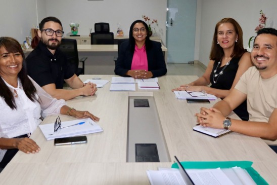 Comissão do Edital se reuniu no gabinete da SecMulher para avaliar e dar os encaminhamentos administrativos e técnicos necessários à continuidade do processo - Foto:  Lorena Lira/Governo do Tocantins