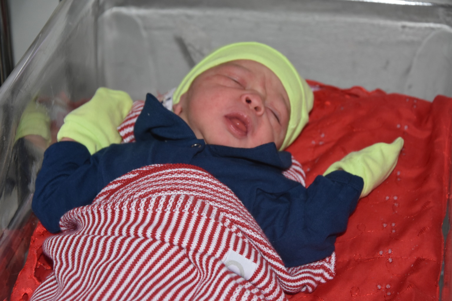 Newborn baby Miguel with parents at HMDR in Palmas