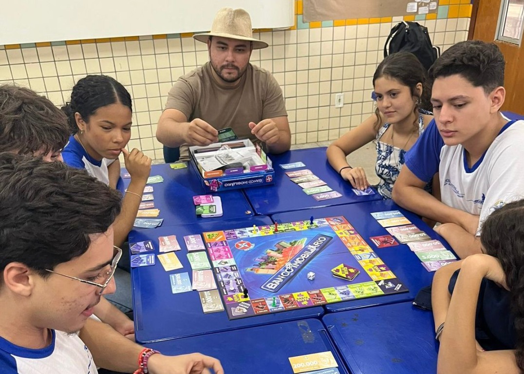 Professor Artur Parede utilizou jogos para ensinar educação financeira aos estudantes da Escola Estadual Elizângela Glória Cardoso Professor Artur Parede utilizou jogos para ensinar educação financeira aos estudantes da Escola Estadual Elizângela Glória Cardoso