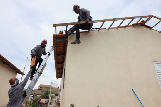 SOS Taquari: Casas atingidas por vendaval começam a receber telhas