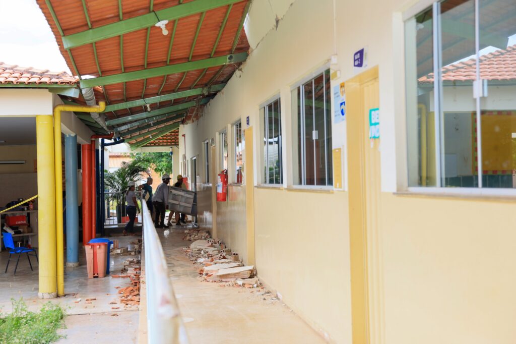 Após danos em parte do telhado de escola palmense, atendimentos são transferidos Após danos em parte do telhado de escola palmense, atendimentos são transferidos