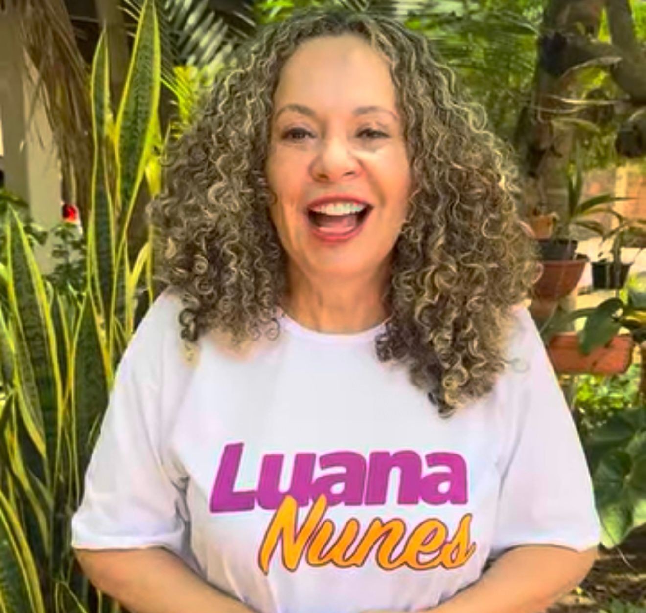 Com camisa de Luana, Josi exalta filha em carta aberta e homenagem Com camisa de Luana, Josi exalta filha em carta aberta e homenagem