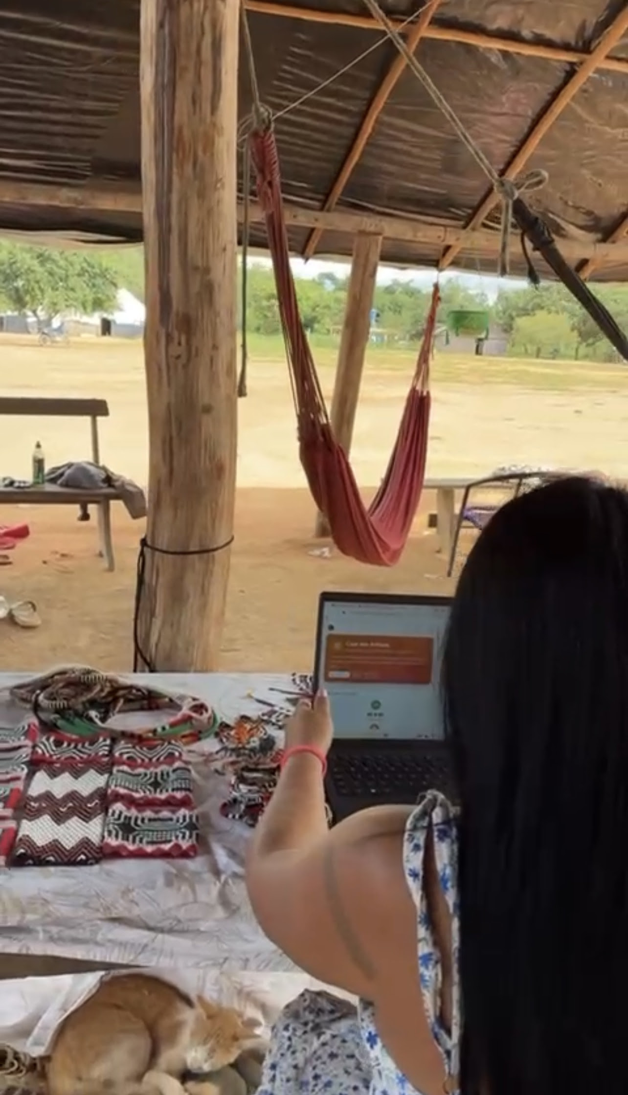 Mulheres indígenas desenvolvem plataforma de IA para preservar cultura e gerar renda para famílias