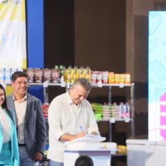 Prefeito Eduardo Siqueira Campos assina contrato para gest&atilde;o da alimenta&ccedil;&atilde;o escolar ao lado da secret&aacute;ria municipal da Educa&ccedil;&atilde;o, Anice Moura &ndash; Foto: Francisco Barros