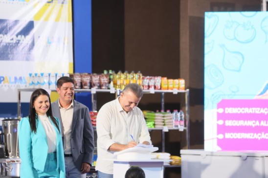 Prefeito Eduardo Siqueira Campos assina contrato para gestão da alimentação escolar ao lado da secretária municipal da Educação, Anice Moura – Foto: Francisco Barros