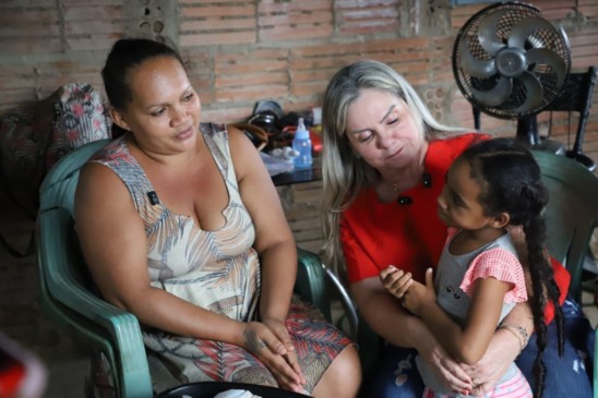 Governo do Tocantins, por meio da SETAS e com apoio da primeira-dama, acompanha famílias atingidas pelo temporal no Jardim Taquari — Foto: Jhonathan de Melo