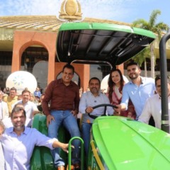 Ao lado de Wanderlei na entrega de tratores, Dorinha reafirma compromisso de destinar implementos para potencializar equipamentos