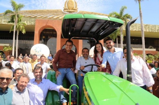 Ao lado de Wanderlei na entrega de tratores, Dorinha reafirma compromisso de destinar implementos para potencializar equipamentos