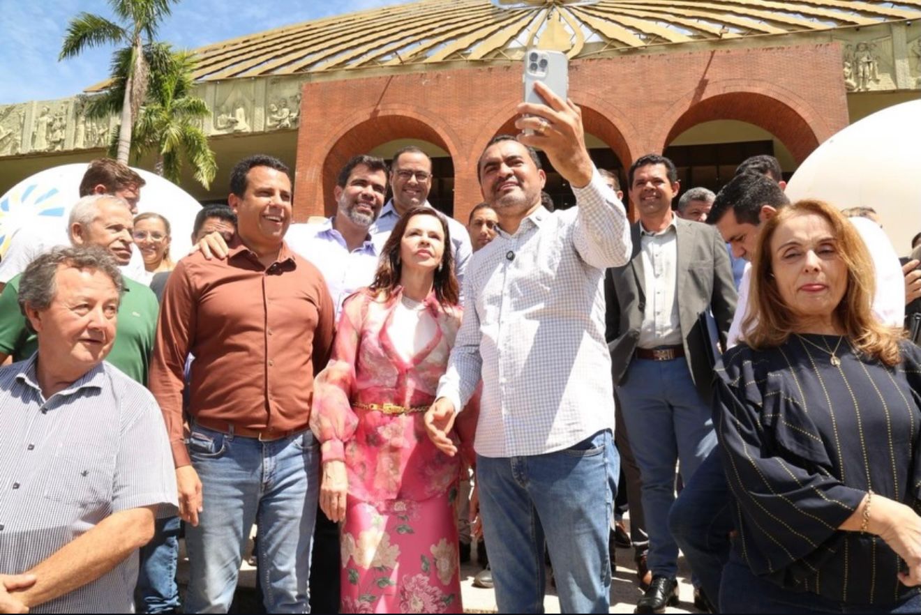 Ao lado de Wanderlei na entrega de tratores, Dorinha reafirma compromisso de destinar implementos para potencializar equipamentos