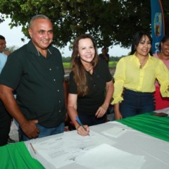 Professora Dorinha celebra in&iacute;cio das obras de 25 casas populares em Santa Rosa do Tocantins e recebe reconhecimento de prefeito