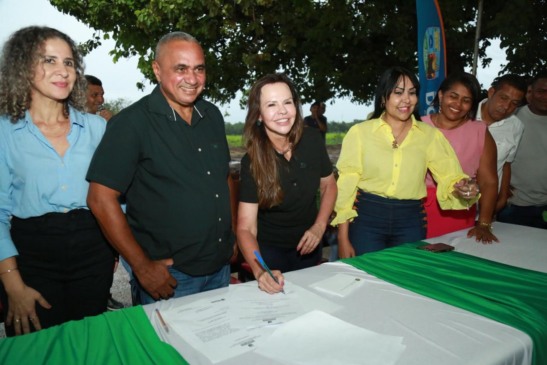 Professora Dorinha celebra início das obras de 25 casas populares em Santa Rosa do Tocantins e recebe reconhecimento de prefeito