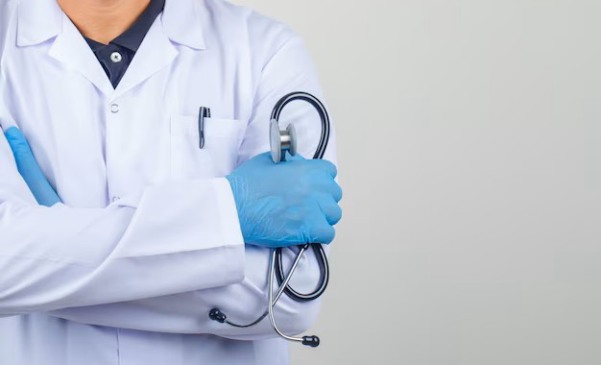 Órgão abre averiguação para apurar se há irregularidades em curso de medicina após nota insatisfatória no MEC