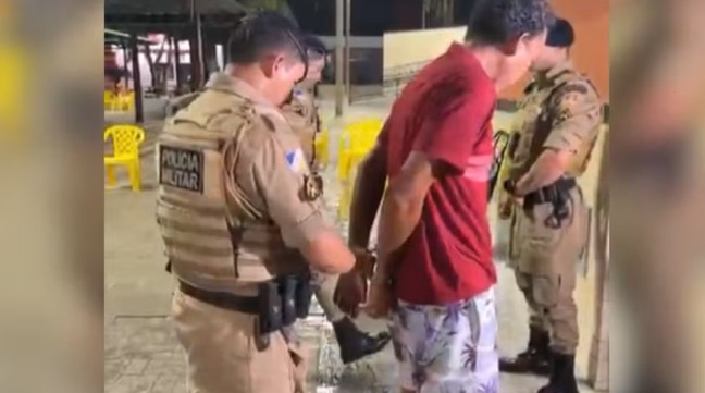 Momento em que homem foi preso após ligar para a polícia — Foto: Divulgação/Araguaína Notícias