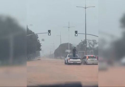 Chuva alaga vias de Palmas — Foto: Reprodução/Rede social