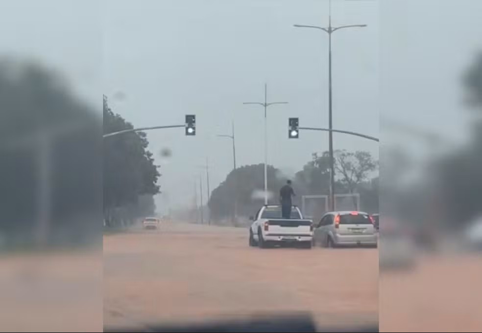 Chuva alaga vias de Palmas — Foto: Reprodução/Rede social Chuva alaga vias de Palmas — Foto: Reprodução/Rede social