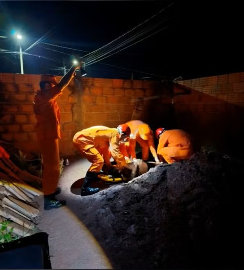 Bombeiros resgatam jovens que caíram em poço na cidade de Gurupi — Foto: Corpo de Bombeiros/Divulgação