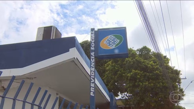 Paralisação dos atendimentos do INSS provoca fila por todo o país — Foto: Jornal Nacional/ Reprodução