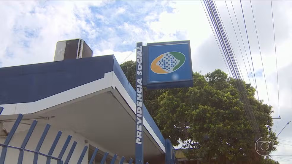 Paralisação dos atendimentos do INSS provoca fila por todo o país — Foto: Jornal Nacional/ Reprodução Paralisação dos atendimentos do INSS provoca fila por todo o país — Foto: Jornal Nacional/ Reprodução