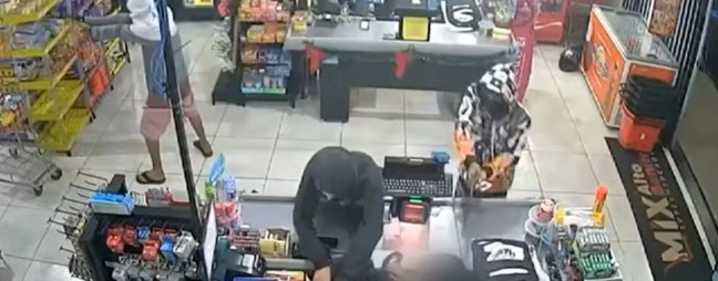Câmera de segurança registrou assalto em supermercado — Foto: Reprodução/TV Anhanguera