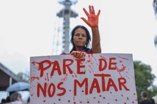 Mulheres protestam contra feminicídios, no centro de Brasília — Foto: Marcelo Camargo/Agência Brasil