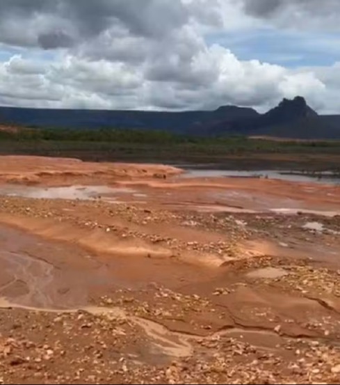 Situação do local onde a água estava represada — Foto: Reprodução/Bombeiros