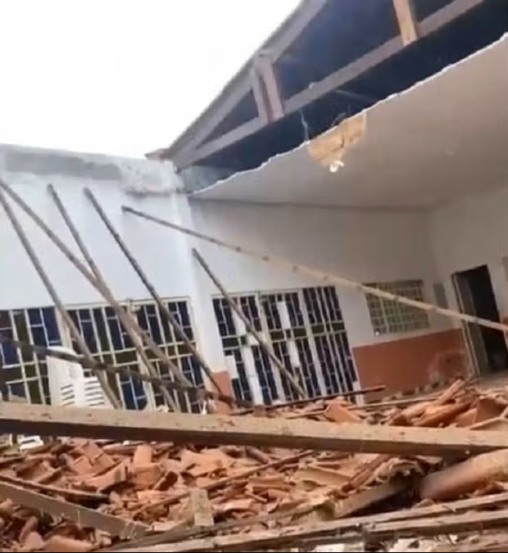 Teto de centro paroquial ficou destruído, em Santa Tereza do Tocantins — Foto: Reprodução/Paróquia Santa Teresa D'Avila