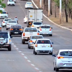Tr&acirc;nsito de ve&iacute;culos em avenida de Palmas &mdash; Foto: Jo&atilde;o de Pietro/Secom/Divulga&ccedil;&atilde;o