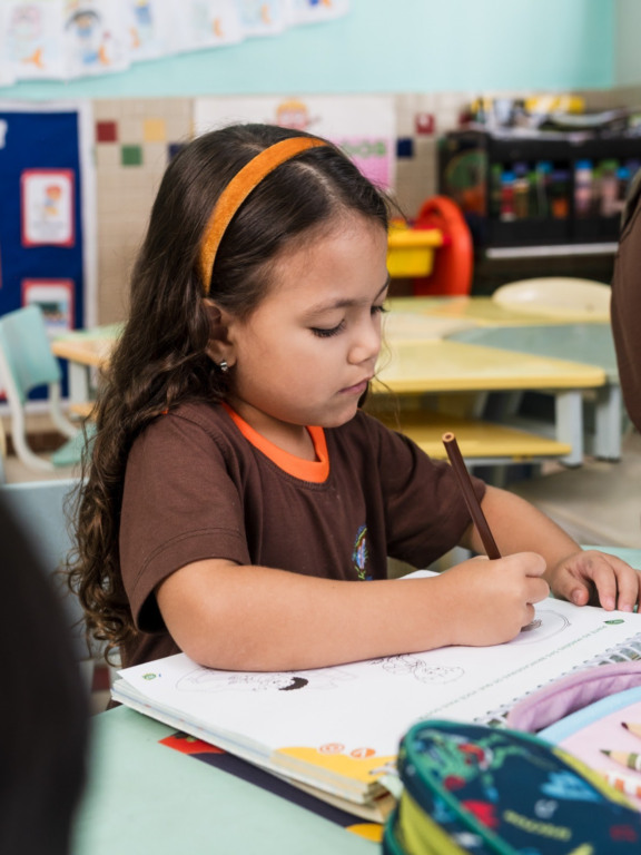 Aprendizagem de um segundo idioma desde cedo contribui para ganhos cognitivos e sociais; Colégio São Francisco é exemplo