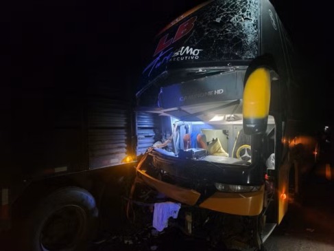 Situação do ônibus após acidente com o time de Marabá (PA) — Foto: Divulgação/PRF