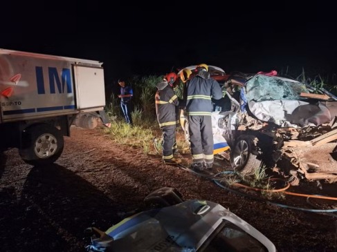 Carro da Secretaria de Saúde de Marianópolis fica destruído após acidente em que duas pessoas morreram e cinco ficaram feridas — Foto: Divulgação/Corpo de Bombeiros