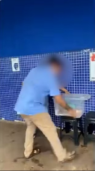 Responsável por supermercado em Palmas (TO) retira vendedor ambulante do local — Foto: Arquivo Pessoal Responsável por supermercado em Palmas (TO) retira vendedor ambulante do local — Foto: Arquivo Pessoal