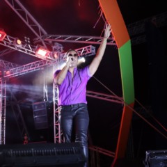 Multid&atilde;o prestigia show de John Amplificado na noite de Carnaval em Porto Nacional