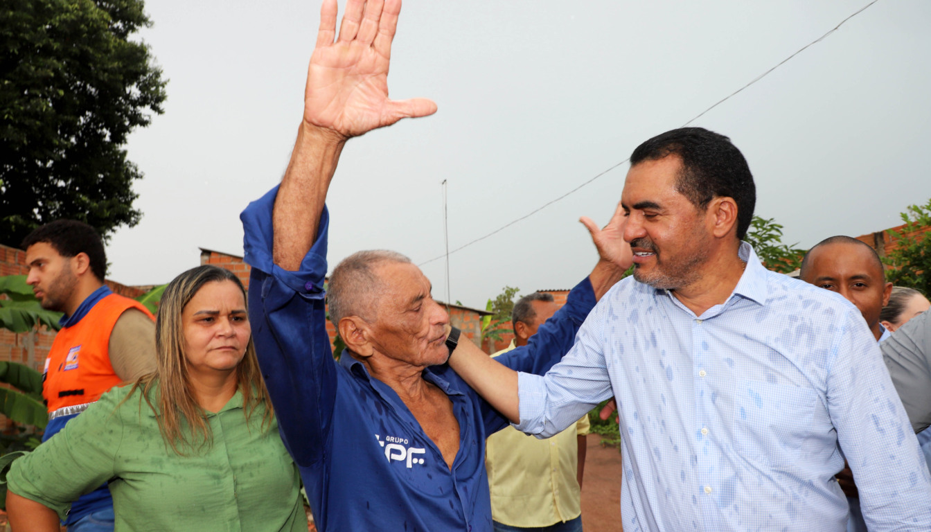 Governador Wanderlei Barbosa visita o setor Jardim Taquari, em Palmas, e anuncia a liberação de R$ 350 mil para garantir apoio às famílias atingidas por temporal - Foto: Antonio Gonçalves/Governo do Tocantins