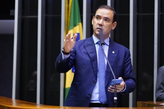 PSDB: Deputado assume também comando no lugar de Cinthia e reserva três vagas para ela na nova comissão que conta com sete prefeitos