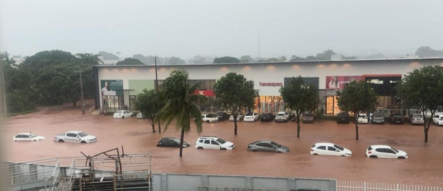 Chuva faz córrego transbordar, arrasta carros e deixa rastro de prejuízos no centro de cidade do TO