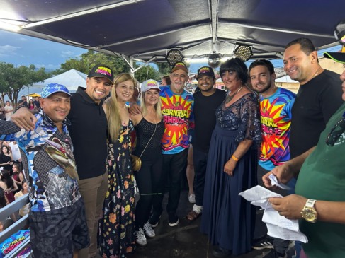 Em Xambioá, Cayres prestigiou o tradicional Bloco dos Sujos com o prefeito Mayk Câmara. Créditos: Ronaldo Porto/Ascom Presidência