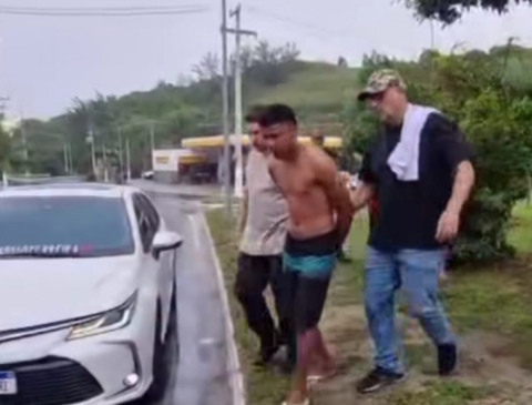 Suspeito sendo preso no Rio de Janeiro - Foto: Reprodução/Portal Alta Tensão