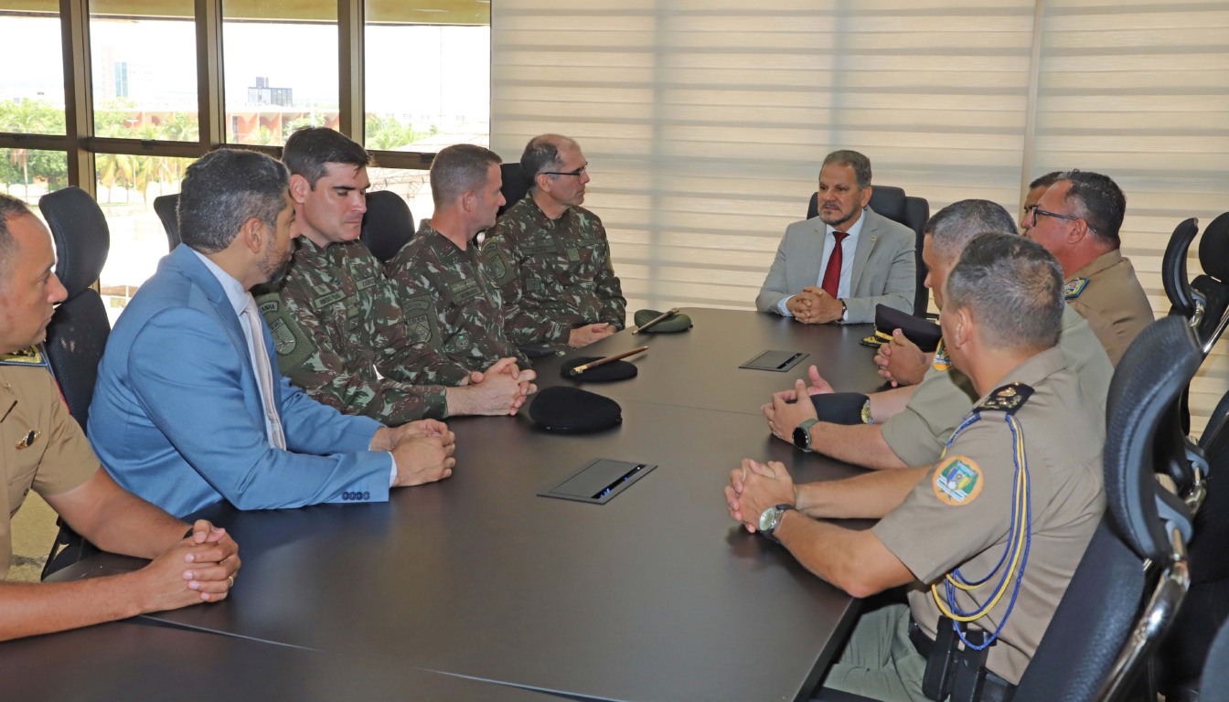Autoridades civis e militares reunidas em audiência institucional no Gabinete do Governador, reforçando a integração entre o Governo do Tocantins e o Exército Brasileiro - Foto: Antonio Gonçalves/Governo do Tocantins Autoridades civis e militares reunidas em audiência institucional no Gabinete do Governador, reforçando a integração entre o Governo do Tocantins e o Exército Brasileiro - Foto: Antonio Gonçalves/Governo do Tocantins