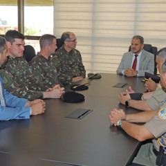 Autoridades civis e militares reunidas em audi&ecirc;ncia institucional no Gabinete do Governador, refor&ccedil;ando a integra&ccedil;&atilde;o entre o Governo do Tocantins e o Ex&eacute;rcito Brasileiro - Foto: Antonio Gon&ccedil;alves/Governo do Tocantins