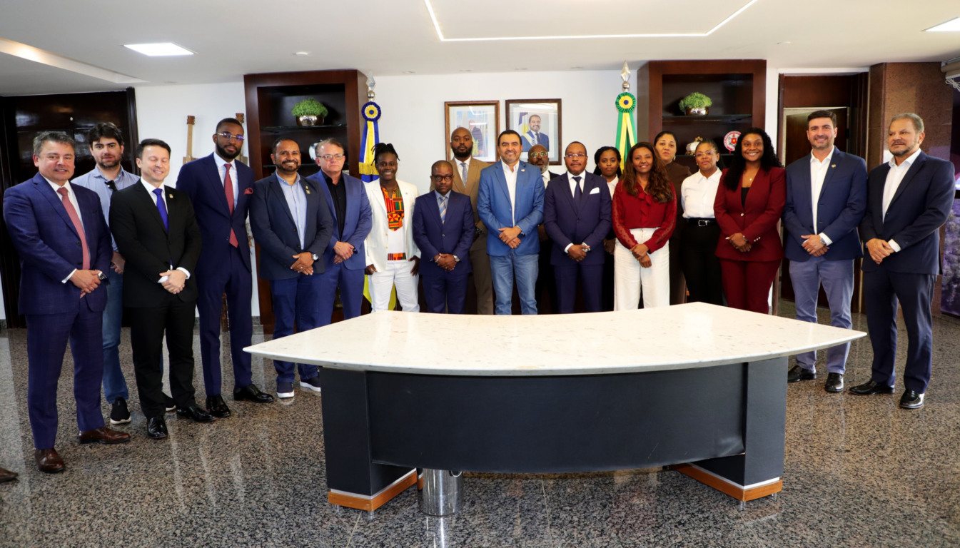 Governador Wanderlei Barbosa recebeu a delegação do Tribunal de Contas de Angola, e também o conselheiro TCE-TO, André Luiz de Matos Gonçalves; a reitora da UFT, Maria Santana; o reitor da Unitins, Augusto Rezende; e secretários estaduais - Foto: Esequias Araujo/Governo do Tocantins Governador Wanderlei Barbosa recebeu a delegação do Tribunal de Contas de Angola, e também o conselheiro TCE-TO, André Luiz de Matos Gonçalves; a reitora da UFT, Maria Santana; o reitor da Unitins, Augusto Rezende; e secretários estaduais - Foto: Esequias Araujo/Governo do Tocantins