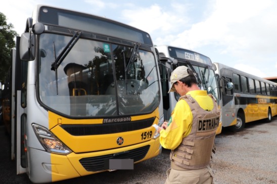 Depois da vistoria, os veículos aptos recebem o termo de autorização que vale por seis meses - Félix Carneiro/Governo do Tocantins