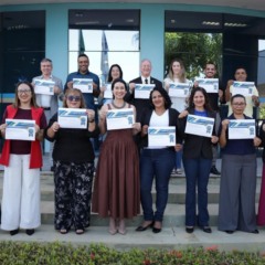 Servidores e dirigentes do Igeprev-TO exibem certificados da Secretaria de Previd&ecirc;ncia como reconhecimento nacional pela qualifica&ccedil;&atilde;o t&eacute;cnica e pelo fortalecimento da gest&atilde;o previdenci&aacute;ria - Foto: Matheus Reis/Governo do Tocantins 