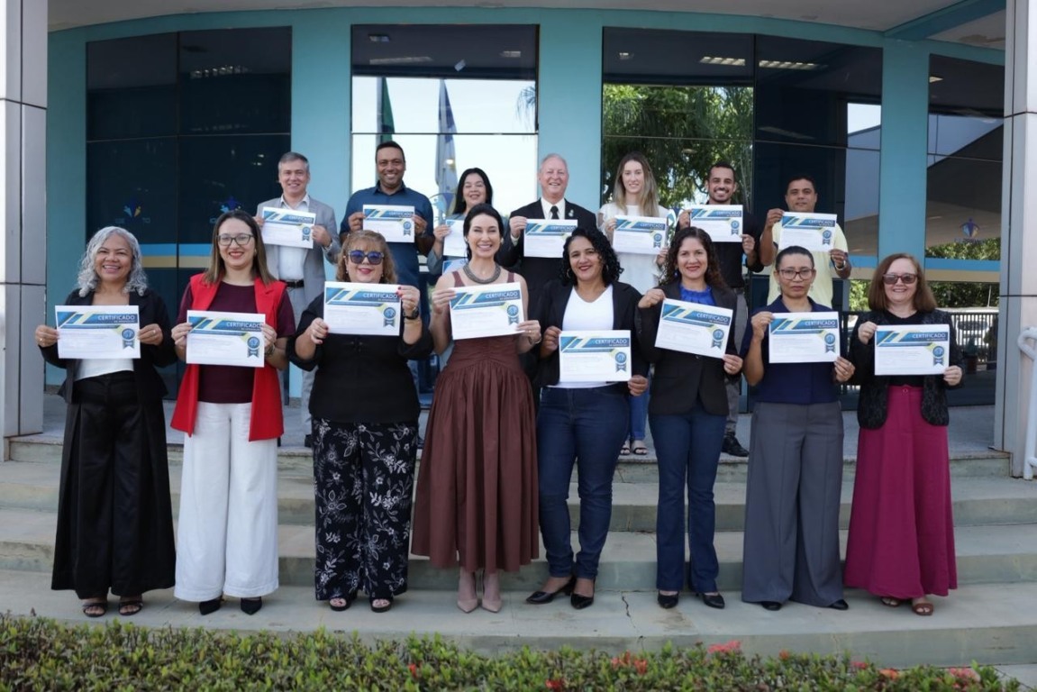 Servidores e dirigentes do Igeprev-TO exibem certificados da Secretaria de Previdência como reconhecimento nacional pela qualificação técnica e pelo fortalecimento da gestão previdenciária - Foto: Matheus Reis/Governo do Tocantins 